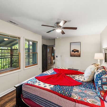 Whiskey Ridge Lodge, A Restored 1940S Gem, 2 Mins From Downtown, Breathtaking City Views, Custom Game Room, And Spacious Elegance Gatlinburg Exterior foto