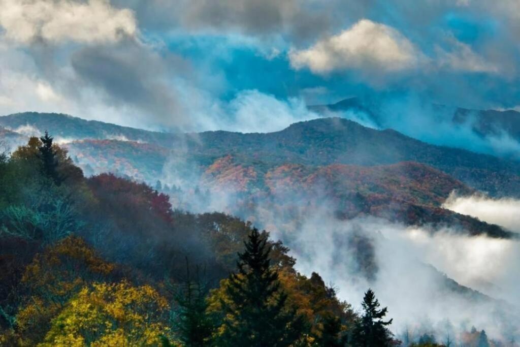 Whiskey Ridge Lodge, A Restored 1940S Gem, 2 Mins From Downtown, Breathtaking City Views, Custom Game Room, And Spacious Elegance Gatlinburg Exterior foto