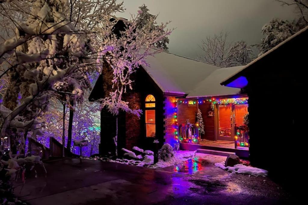 Whiskey Ridge Lodge, A Restored 1940S Gem, 2 Mins From Downtown, Breathtaking City Views, Custom Game Room, And Spacious Elegance Gatlinburg Exterior foto