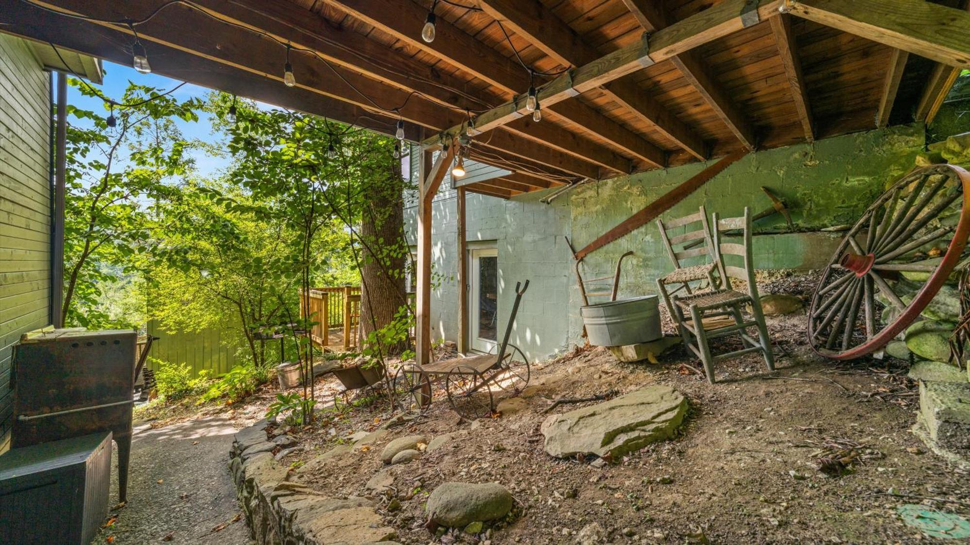 Whiskey Ridge Lodge, A Restored 1940S Gem, 2 Mins From Downtown, Breathtaking City Views, Custom Game Room, And Spacious Elegance Gatlinburg Exterior foto