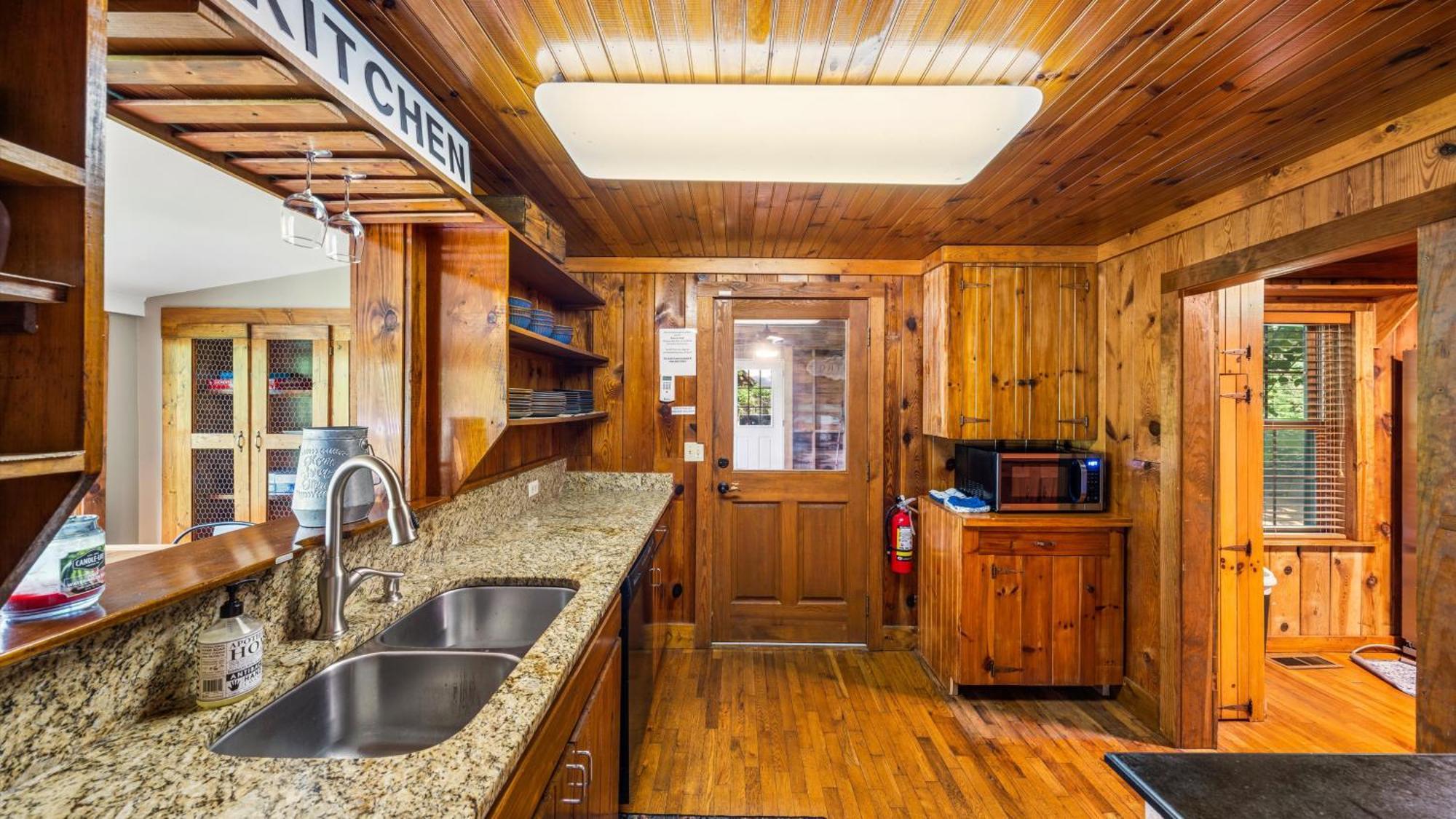 Whiskey Ridge Lodge, A Restored 1940S Gem, 2 Mins From Downtown, Breathtaking City Views, Custom Game Room, And Spacious Elegance Gatlinburg Exterior foto