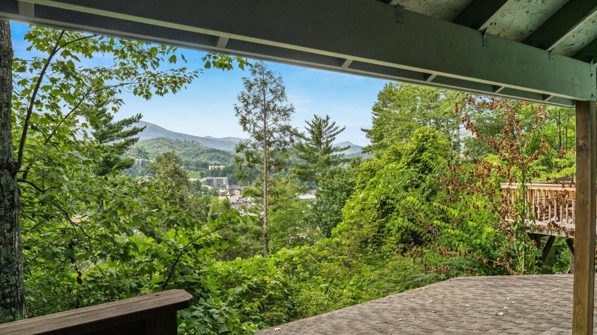 Whiskey Ridge Lodge, A Restored 1940S Gem, 2 Mins From Downtown, Breathtaking City Views, Custom Game Room, And Spacious Elegance Gatlinburg Exterior foto