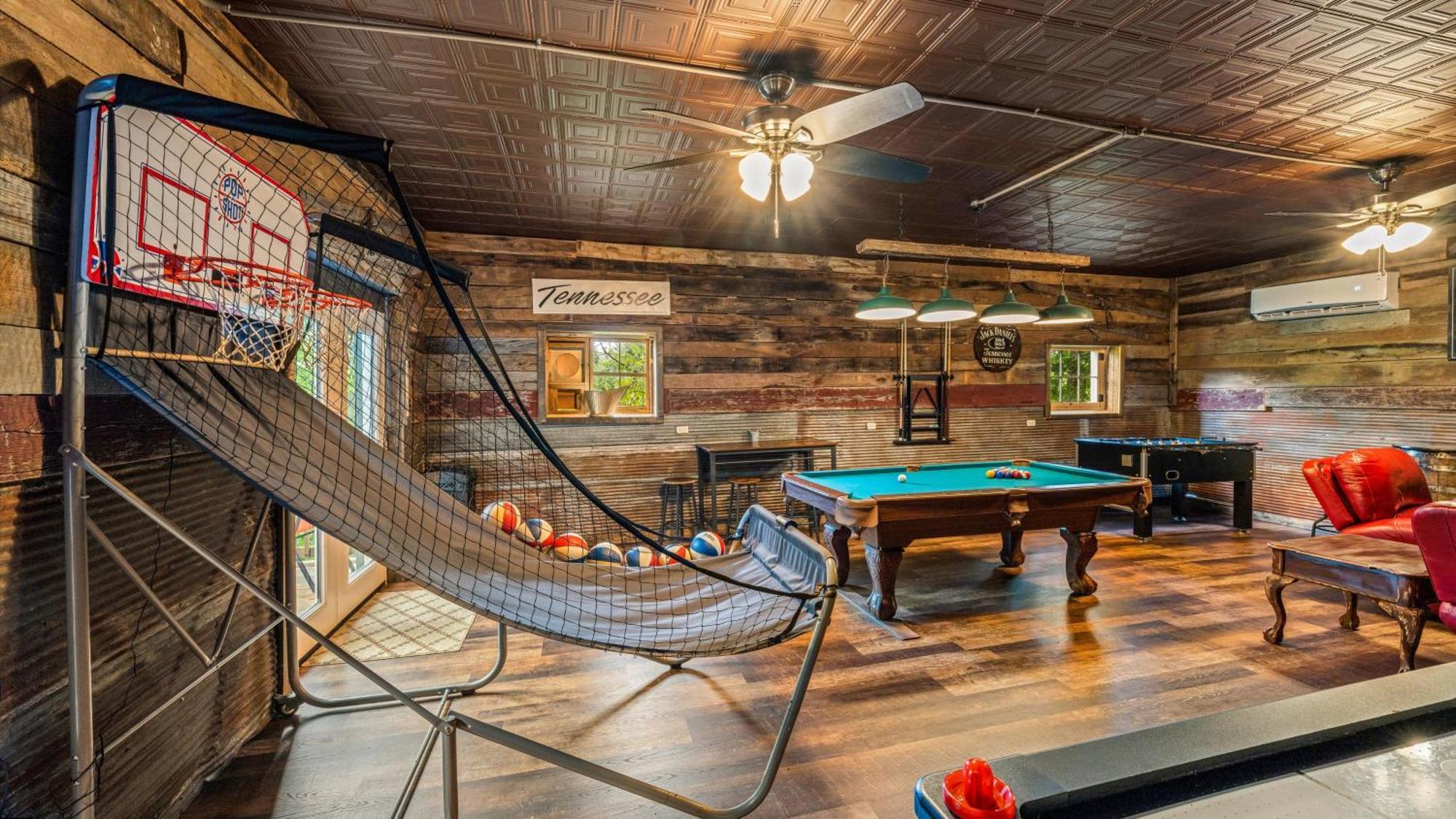 Whiskey Ridge Lodge, A Restored 1940S Gem, 2 Mins From Downtown, Breathtaking City Views, Custom Game Room, And Spacious Elegance Gatlinburg Exterior foto