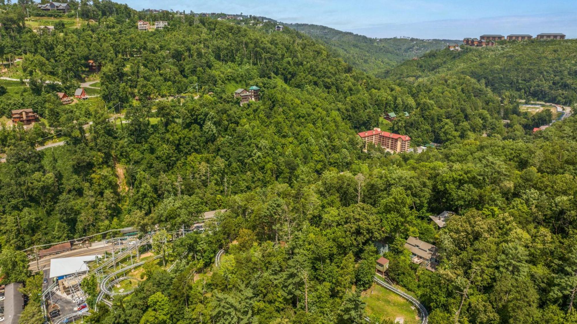 Whiskey Ridge Lodge, A Restored 1940S Gem, 2 Mins From Downtown, Breathtaking City Views, Custom Game Room, And Spacious Elegance Gatlinburg Exterior foto