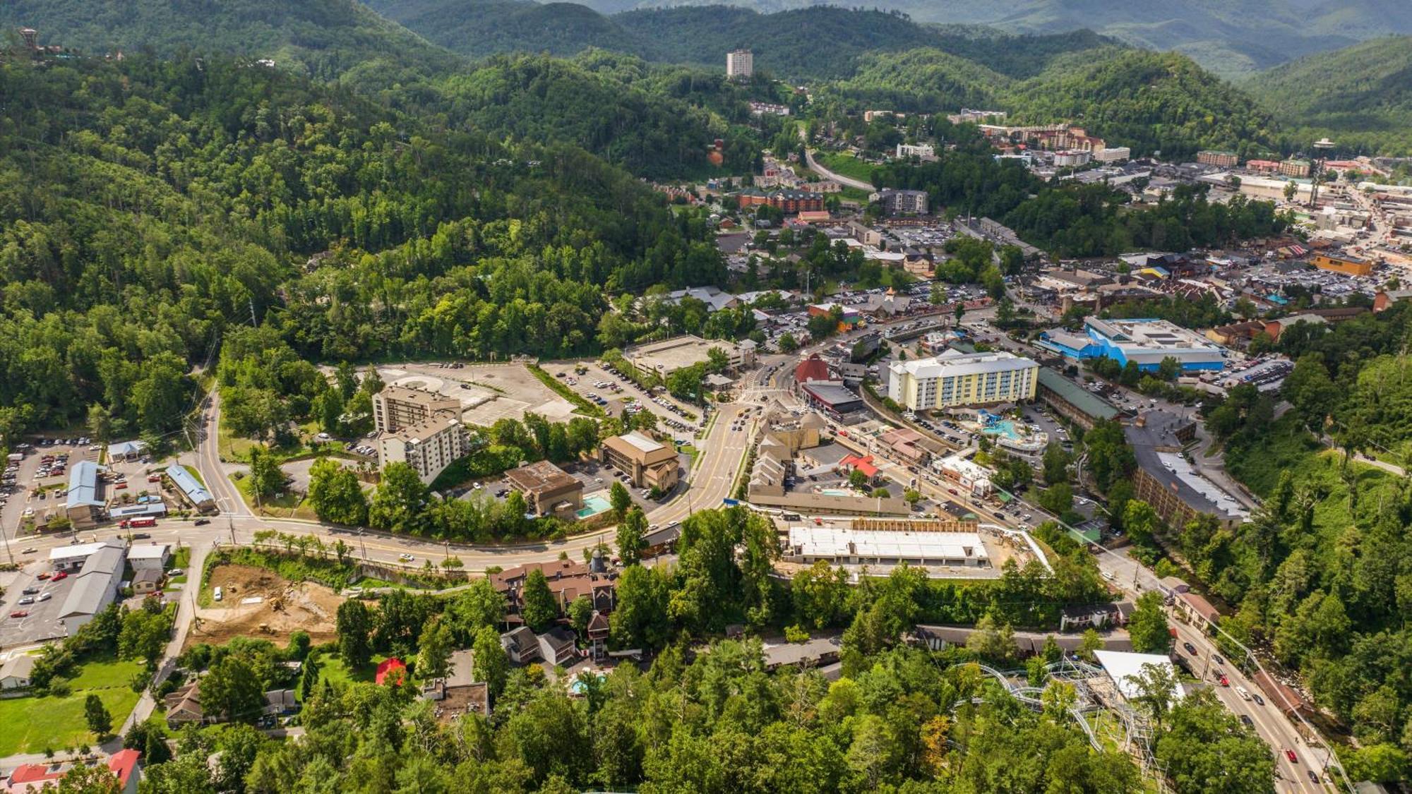 Whiskey Ridge Lodge, A Restored 1940S Gem, 2 Mins From Downtown, Breathtaking City Views, Custom Game Room, And Spacious Elegance Gatlinburg Exterior foto